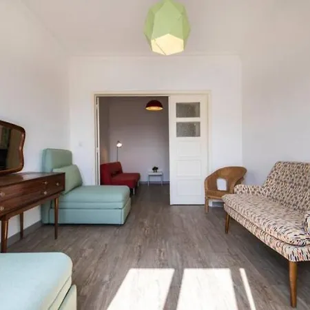 Vintage Top Roof Apartment *