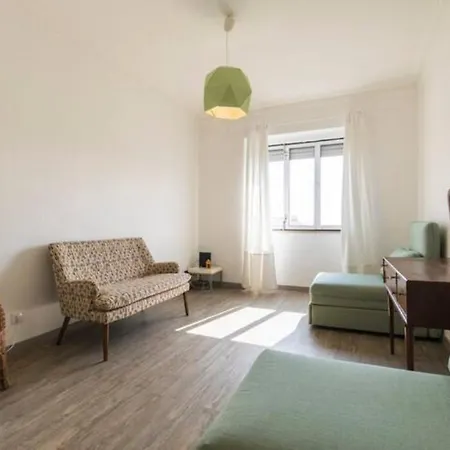 Vintage Top Roof Apartment *